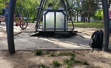 Под Киевом девочка попала под качелю и получила тяжелые травмы