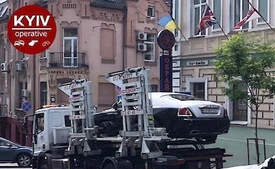 У Києві за порушення правил парковки евакуювали Rolls-Royce