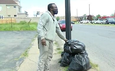 Парень за уборку улицы получил стипендию и автомобиль