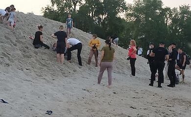 У Києві на пляжі дитину засипало піском