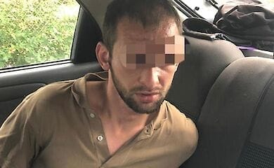 Мужчина зарезал сестру и квартирантов