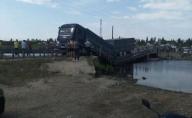 В Николаевской области мост не выдержал грузовик 