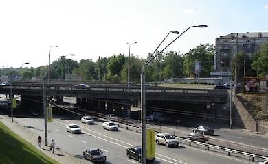У Києві міст над проспектом Перемоги «відремонтували» за допомогою металевих скоб