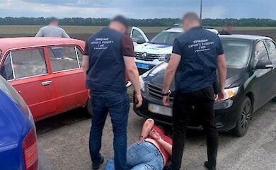 Поліцейські затримали групу серійників, які обкрадали будинки пенсіонерів