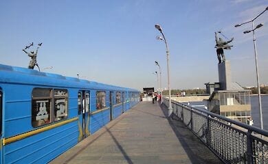 В столичном метро по крышам вагонов бегали подростки - видео