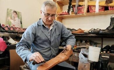 Мастер делает обувь 75-го размера
