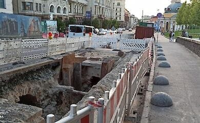 Во время ремонта дороги на Владимирском спуске обнаружили дренажную систему 19 века