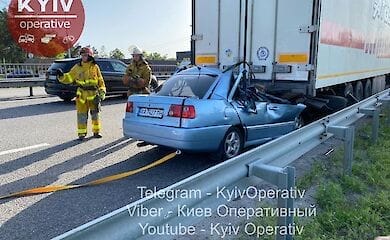 Под Киевом автомобиль влетел в припаркованный грузовик: есть жертвы