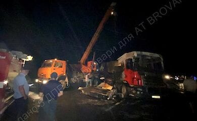 На трасі Київ-Чернігів автомобіль намагався втекти від поліції і потрапив під фуру