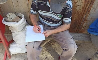 В Киеве под строителем на уровне 17-го этажа оборвалась лестница крана