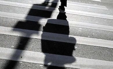В Киеве автомобиль на пешеходном переходе сбил полицейскую
