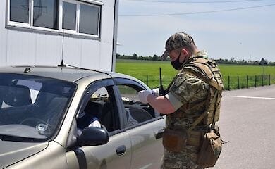 В ДонОГА предлагают платить пенсии переселенцам, не открывая блокпосты