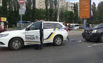 В Киеве во время оформления ДТП патрульную зажало между двух автомобилей