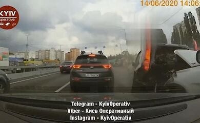 В Киеве автомобиль сбил полицейскую и водителя, оформлявших ДТП