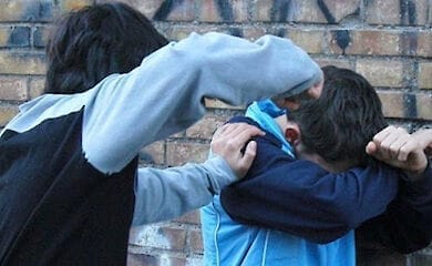 В соцсетях киевляне жалуются на группу парней, нападающих на детей