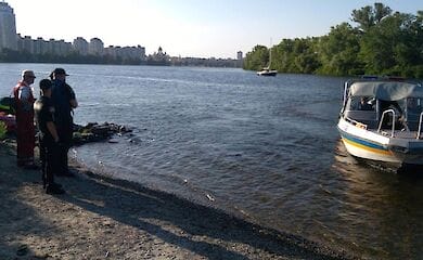 В Киеве спасатели достали из воды труп мужчины