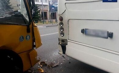 В столице столкнулись две маршрутки с пассажирами