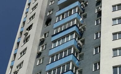 В Киеве на Оболони загорелась новостройка