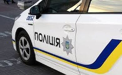 Мужчина разбил окно в полицейской машине и поранил правоохранителя 