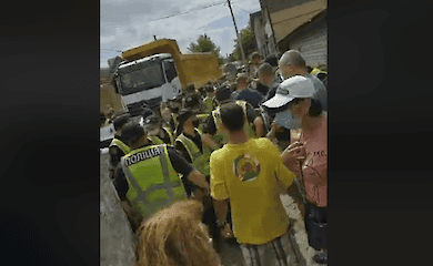 Жители Русановских садов перерыли проезд строительной технике