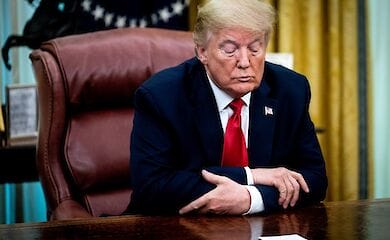 Дональд Трамп пропонує саджати на рік до в'язниці за наругу над прапором