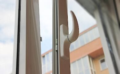 Чоловік, що випав з вікна, помер від отриманих травм