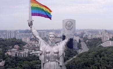 Родину-мать украсили радужным флагом