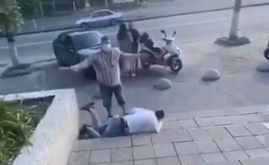 Двое мужчин выясняли отношения пр помощи палки колбасы