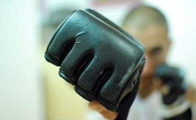 Десятки чоловіків у Росії влаштували бійку через дівчину