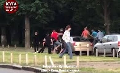 В Киеве среди бела дня разгромили автомобиль