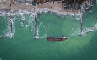 Из танкера Delfi произошла утечка топлива. Загрязнение моря превышает норму в 16,4 раза