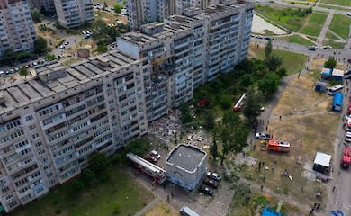 Трещины в подъезде и неработающий лифт. Жители рассказали о состоянии соседнего дома, который также пострадал от взрыва