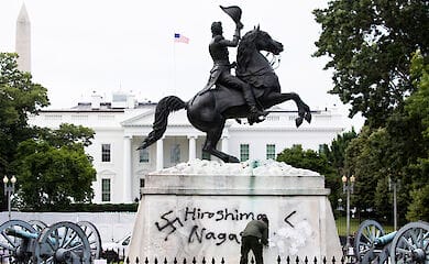 Трамп распорядился арестовывать вандалов, разрушающих памятники и статуи