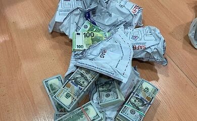 Велику суму в валюті чоловік ховав у рюкзаку