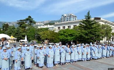 Ялтинские дворники получат служебные удостоверения "маэстро чистоты"