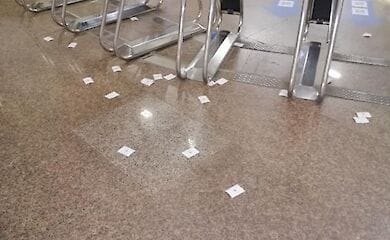 Бумажные талоны в киевском метро пассажиры выбрасывают прямо на станции 