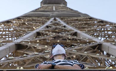 Эйфелева башня снова доступна туристам