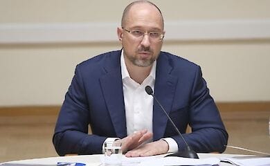 Принимать решения об остановке общественного транспорта будет региональная власть, заявил Шмыгаль 