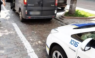 Водителя, который выехал на пешеходный мост, оштрафовали