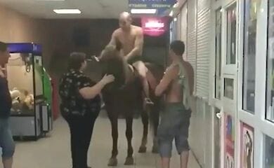 Чоловік приїхав верхи за пивом