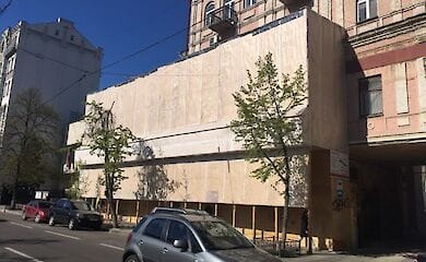 В Киеве под историческим зданием появилась яма глубиной более 10 метров