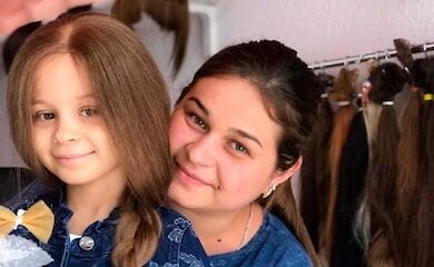 Накануне Дня рождения девочка получила парик с длинными волосами