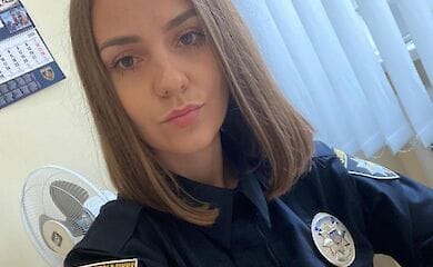 Полицейская пожертвовала волосы для онкобольной девочки. Малышка уже заплетает косы