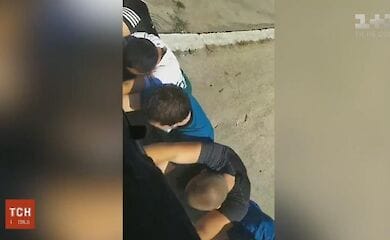 Участники ВНО пришлось по дороге на экзамен толкать заглохший автобус