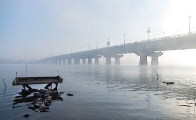 В Киеве 20-летний парень пытался прыгнуть с моста Патона