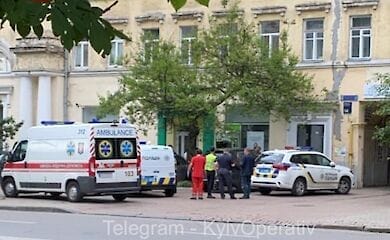 Женщина выбросилась с ребенком из окна, а теперь предстанет перед судом