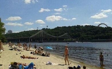 На киевских пляжах не рекомендуют купаться