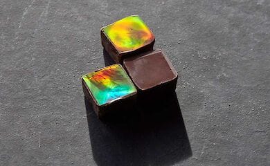 В Швейцарии научились делать радужный шоколад