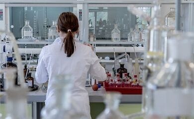 Из-за COVID-19 во Львове умерла вторая работница лаборатории 