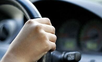 При парковці на тротуарі водій ледь не збив дитину